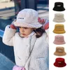 Hiver Bébé Fille Garçon Cloches Seau Chapeau Mignon Laine D'agneau Lettre Enfants Pêcheur Chapeau Solide Plat Top Chapeaux Enfants En Plein Air Épais Chaud Chapeau De Soleil