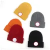 Modebrev stickade hattar Kanada mössor unisex designer skalle kepsar motorhuven män kvinnor förtjockar virkning hatt stickning beanie vinter varma öron muff present