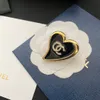 Luksusowe prawdziwe pozłacane mosiężne miedziane broszki list serce projektant ze stalową uszczelką kobiety mężczyźni markowe szpilki sweter biżuteria broszka Pin poślubić akcesoria ślubne