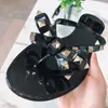 Классические тапочки для бабочек Новые дизайнерские женские пляжные обувь сексуальные заклепки сандалии Высококачественная патентная кожаная каблука летнее желе-желе-летнее металлическая пряжка водонепроницаемость