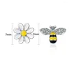 Stud -oorbellen Creatieve asymmetrische Daisy Flower en Bee Studs For Women Girls Crystal Honeybee Mooie kleine verse kpop sieraden