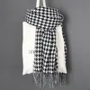 Foulards femmes hiver épais mode doux chaud dame cachemire blanc et noir longue écharpe pied-de-poule avec gland 221013