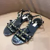 Sandales Nouveau Designer Femmes Pantoufles Cloutées Chaussures De Plage En Cuir De Haute Qualité Jelly Metal Buckle Platform Shoes