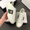 Designer Vita sneakers Dam Skor i äkta läder Herr Ace broderade sneakerbroderier Klassisk Sko python Broderade bin tiger 36-48 NO9