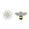 Stud -oorbellen Creatieve asymmetrische Daisy Flower en Bee Studs For Women Girls Crystal Honeybee Mooie kleine verse kpop sieraden