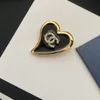 Lüks Gerçek Altın Kaplama Pirinç Bakır Broş Mektup Kalp Tasarımcı Çelik Mühür Ile Kadın Erkek Marka Pimleri Kazak Takı Broş Pin Evlenmek Düğün Aksesuarları