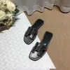 2024 Pantoufles de plage Mode Tongs Lady Diapositives Femmes Chaussures Sandales Célèbre Classique Talon Plat Été Designer En Cuir Hôtel Bain Dames Sexy Grand 55