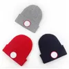 Modebrev stickade hattar Kanada mössor unisex designer skalle kepsar motorhuven män kvinnor förtjockar virkning hatt stickning beanie vinter varma öron muff present