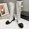 2022 Femmes Chunky Talon Chevalier Bottes De Genou En Cuir De Vachette Avec Fermeture À Glissière Chaîne En Métal Designer Bottine Classique Noir Blanc Bouts Ronds Bottes De Pluie 9A Qualité Mode Qoot