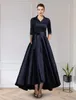 Dark Navy A-Line Mother of the Bride Dress Elegant V-hals Asymmetriska satin Halva ärm Groom Gästklänningar med Sash 2024 Robe de Soiree