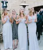 Amsale 2023 Underbara draperade himmelblå off-shoulder Beach Boho Long Bridesmaid Dresses Bohemian Wedding Party Guest Bridesmaids klänning billigt