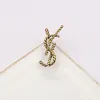 Women Designer Brand Letter Brosches Gold Plated Simple Style Inlay Crystal Rhinestone Jewelry Brosch Charm Pin gifte sig med bröllopsfest Present Accessorie