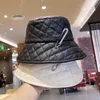 Bollkapslar Autumn Winter Women Diamond Pin Bucket Hat Bob Pu Leather Punk Lady Girls Fashion Fisherman Korean Basin Panama1