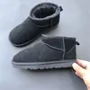 U Bottes de neige nouvellement arrivées Enfants Garçon Fille Enfants Mini Peau de mouton Fourrure en peluche courte WGG Cheville Doux confortable garder au chaud avec sac à poussière en carte 10 couleurs taille EU21-35