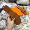 Klapki Klasyczne markowe płaskie skórzane sandały Nowy projektant Kobiety Luksusowa moda Turystyka plażowa Buty Letnie buty na zewnątrz platformy Pomarańczowe wysokiej jakości klapki