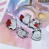 Broches chat blanc mignon manger des fraises, broche pour femmes et enfants, bijoux à la mode, chemise, manteau, robe, sac en Denim, décor, broche en métal et émail