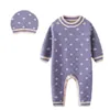 Baby's Romper 2022 Autumn and Winter Ubrania super urocze wygodne swetra moda klasyczna litera jednoczęściowe ubrania dla chłopców Dziewczęce Koś
