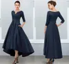 Dark Navy Mother of the Bride Robe vintage Plus taille Bridal Party Robe Elegant V Neck Longle Longue de la cheville Satin Half manche avec plis 2024 Robe de soirée personnalisée