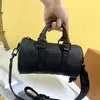 Büyük kapasiteli el çantası lüks erkek tasarımcı duffle çantaları kadınlar gerçek deri seyahat çantası moda crossbody black bagaj üzerinde taşıma tote