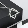 ペンダントネックレスメンズファッションネックレスブラックメタルパンク幾何学的な三角シンプルチェーンジュエリーギフトカラー