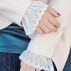 膝パッドの女性かぎ針編みホローグローブレディアクセサリーアパレル手作り普遍的な偽レースカフスリーブシャツ偽物