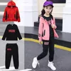 Set di abbigliamento Completo sportivo per ragazze 3 pezzi / set Abbigliamento per bambini Felpa con cappuccio in cotone T-shirt Pantaloni Tuta per bambini 5 6 7 8 9 10 12 anni