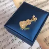 Broszki najlepsze luksusowe skrzypce broszka cyrkon krystaliczna muzyka grę lapel biżuterię kombinezon pin carlar concer
