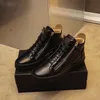 Nuove scarpe da ginnastica da uomo in pelle scamosciata patchwork in pelle PU Cintura dorata Cerniera alta Punta tonda Appartamenti Uomo Nero Scarpe casual da uomo di grandi dimensioni MKJKMJKvf0000017