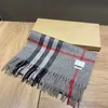 Burbrery Man Designer Scarf Modemerk 100% Cashmere sjaals voor Winter Winter Dames Mens Long Wraps Maat 180x30cm 1Q4P3