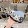 2022 Designe Sandals feminino Couro Plataforma à prova d'água Sapatos de calcanhar áspero Festas de fivela de metal Luxury Sexy Slide Tamanho 35-40