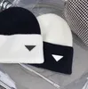 Designer Triangle Label Knit Hat Women's Winter Decoration Svart och vit blandad färg Varm ull Kap Cykling Ear Mask Cold Hats