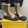 Nieuwste halve laarzen Designer koeienhuid Splice bedrukte stoffen damesschoenen vetersluiting ronde tenen Tweekleurige splitsen Martin bootie 35-41 Fashion Bag decoratie Combat boot