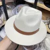 Berets w stylu czarno-białym prostym rondem prostym top Panama Solid Finel Fedora Hat Wool Pu Belt Jazz Bonnet