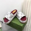 2022 Sandali con plateau da donna Pantofole Slide Designer Luxury Flat Tacchi alti Infradito Scarpe Piattaforma ricamata Sandalo in gomma Scarpa casual Moda