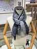 クラシックブランドスカーフデザイナーユニークなロゴアリストクラティックなスタイル秋と冬のファッションスカーフギフトパッケージ包装男性と女性モデル