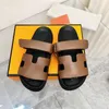 Tofflor Klassisk topp Märke Sexiga mjuka lädersandaler Kvinnor Orange Lyxiga Strandskor Ny designer platt klack utomhus Flip Flops Sommarplattformsskor