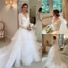 Vinage Spitze A-Linie Brautkleider Sheer Langarm V-Ausschnitt Überrock Zug Brautpartykleider für Garden Country Robe De Marriage