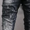 Nieuwe herenjeans Blue Bleach Jeans Tidy Biker Denim Jean Paint Spot Schade Slim Fit noodlijdende cowboypants man