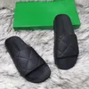 Partofflor Män Kvinnor Lyxiga Beach Pool Skor Klassiskt märke Sexiga Rutade Sandaler Ny designer platt klack Högkvalitativa Badrumsskor Sommar utomhus Flip Flops