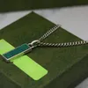 Naszyjnik dla mężczyzn i kobiet designerski podwójny litera naszyjniki łańcuchowe mody biżuterii zielona emalia pionowy pasek