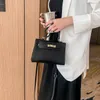 여성용 고급 가방 여성 PU 패션 핸드백 자수 정사각형 핸드백 작은 메신저 백 기능성 팩 크로스 바디 가방 지갑