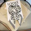 Eşarp tasarımcısı eşarp Dut İpek Eşarplar Kadınlar için Hafif Kare Saten Baş Şal Orta Kafa Bandı Şal twilly Karakter Mektubu Hayvan Baskılı nokta atkıları