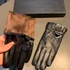 Zarte Schleife Dreieck Icon Handschuhe Damen Schaffell Fäustlinge Plus dicke Lederhandschuhe Winter Plüschfutter Handschuhe mit Box Weihnachten G3067524