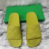 Partofflor Män Kvinnor Lyxiga Beach Pool Skor Klassiskt märke Sexiga Rutade Sandaler Ny designer platt klack Högkvalitativa Badrumsskor Sommar utomhus Flip Flops