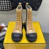 Botas Últimas meias botas Designer de couro de vaca Splice estampado sapatos femininos com cadarço dedos redondos Bota de emenda de duas cores 35-41 Decoração de bolsa Bota de combate