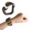 Recuerdos Serpiente falsa Novedad Juguetes Simulación Serpiente Pulsera de resina Miedo Serpiente de cascabel Cobra Horror Fiesta de cumpleaños divertida Juguete Broma Regalos de broma 2509 E3