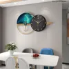 Wanduhren 65 cm Licht Luxus Wohnzimmer Uhr Dekoration Metall Uhr Mute Batteriebetriebene Eisen Kunstwanddekor Horloge