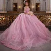2023 Sexig bling quinceanera klänningar rosa spetsapplikationer kristallpärlor av axelboll klänning tyll vestidos de klänning gäst korsett tillbaka