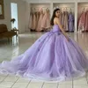 2023 섹시한 라일락 Quinceanera 드레스 레이스 아플리케 크리스탈 구슬 손으로 만든 꽃 연인 볼 가운 얇은 명주 털실 로스 드레스 게스트 코르셋 케이프와 함께 케이프와 함께