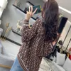 Camiseta feminina malha de malha do cardigan suéter de alta qualidade f letra de letra Jacquard Temperamento Jacote de malha fino de decote V para homens e mulheres do mesmo estilo